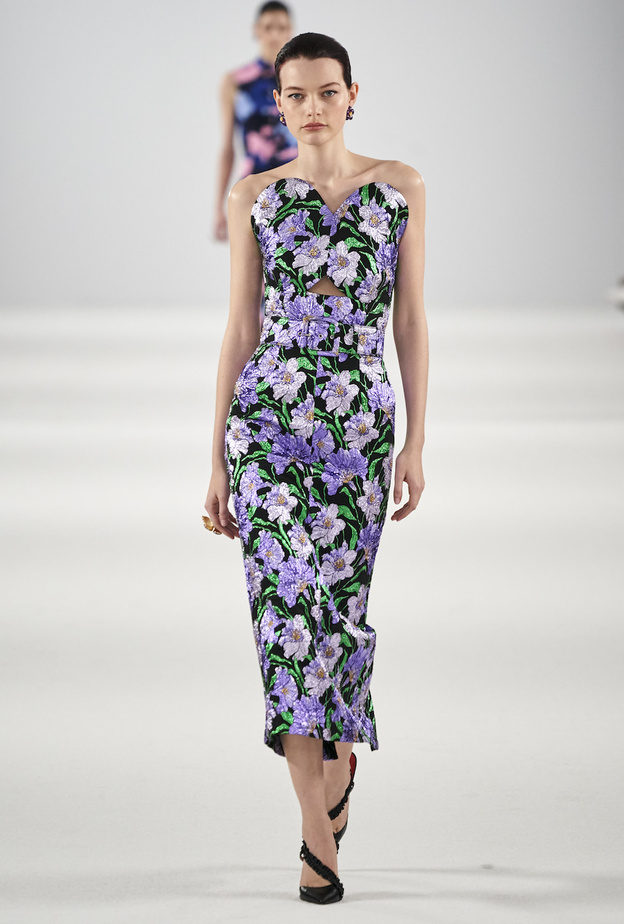 موديلات فساتين بنقشة الورود لاطلالة مميزة في خريف 2022