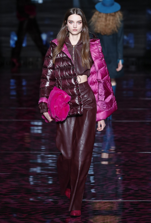 إطلالة لافتة باللّون العنابي من Casademunt