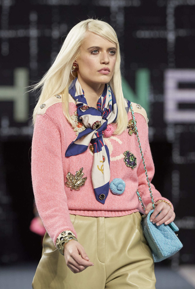 أكسسوارات البروش قطع لا غنى عنها في شتاء 2023