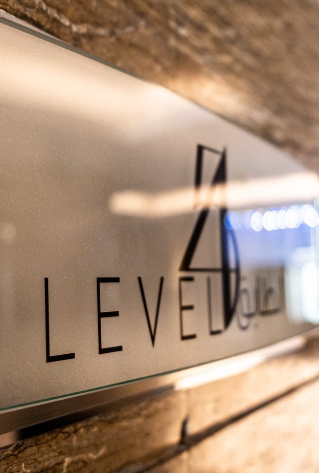 وجهة جديدة فاخرة في الطابق 45 لفندق كونراد أبو ظبي أبراج الاتحاد