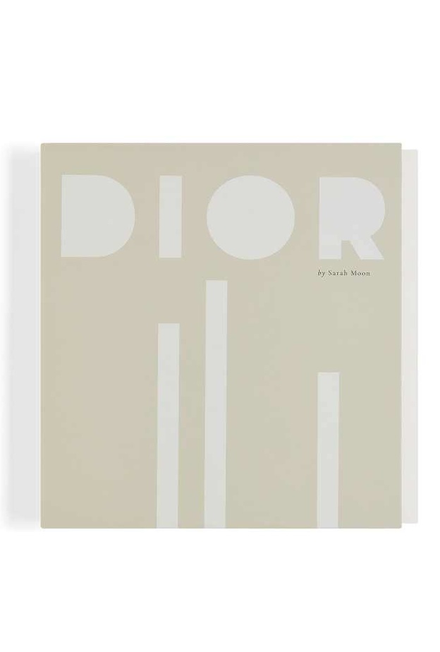 Dior تقدّم كتاب Dior من تأليف ساره مون ومن إصدار دار النشر Delpire & Co