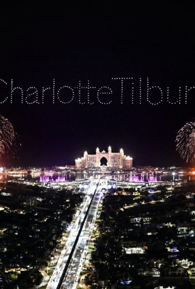 شارلوت تلبوري تسيطر على نخلة جميرا بعرض طائرات من دون طيار