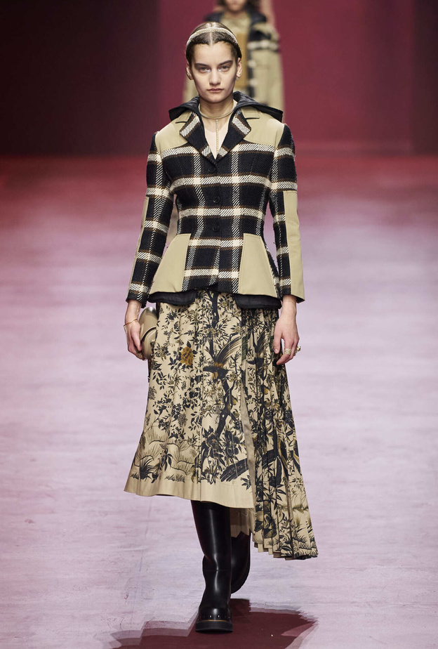 موديلات تنانير طويلة بطبعات الورود لإطلالة مميزة في اليوم الوطني الاماراتي 2022