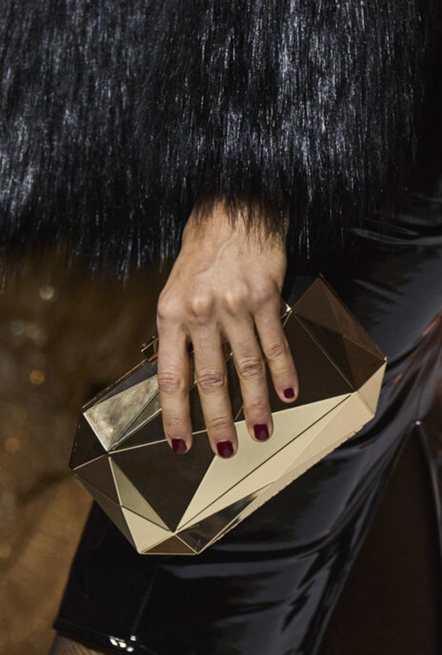 حقائب ميتاليكية مميّزة صيحة خريف 2022 من Elisabetta Franchi