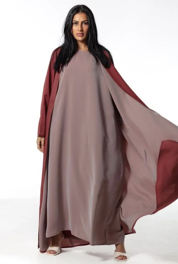 مصممة العبايات الأميرة العنود بنت بندر آل سعود لـ "هي": أطمح إلى تقديم شعور من الراحة والبساطة مع كل عباية