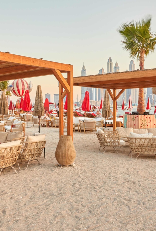 الشاطئ المطلّ على أروع المناظر يستقبل الضيوف مجدّدًا في February 30!