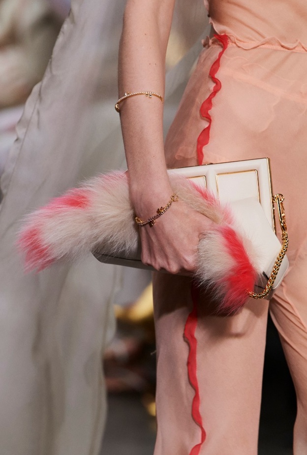 7 عروض برزت فيها الحقائب الصغيرة لموسم خريف وشتاء 2022