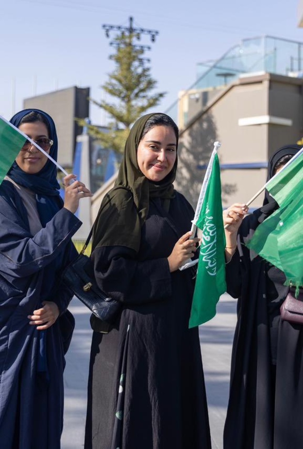 زوار موسم الرياض يحتفلون بانتصار المملكة التاريخي في كأس العالم 2022 