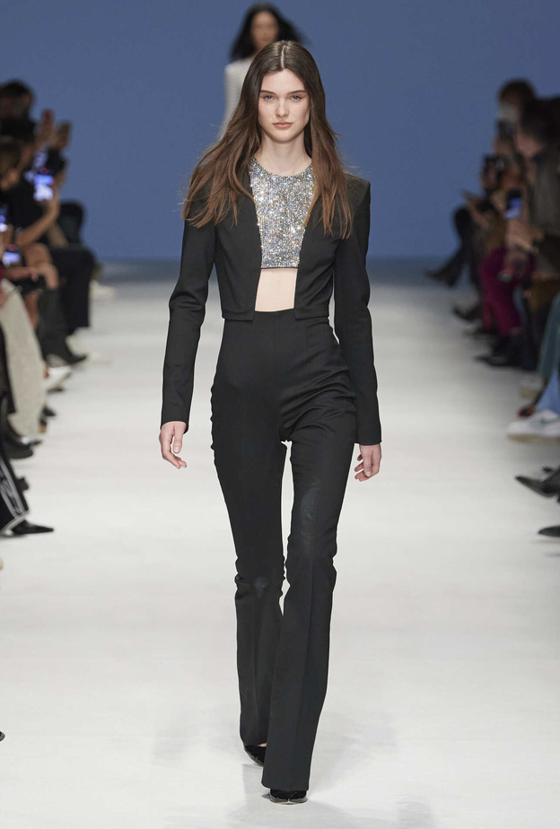 موضة الجمبسوت الأسود الفاخر