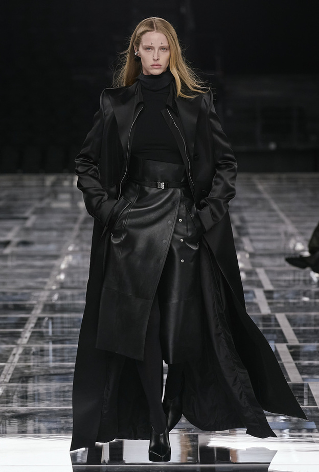 التنورة الجلد للوك عصري لافت من Givenchy