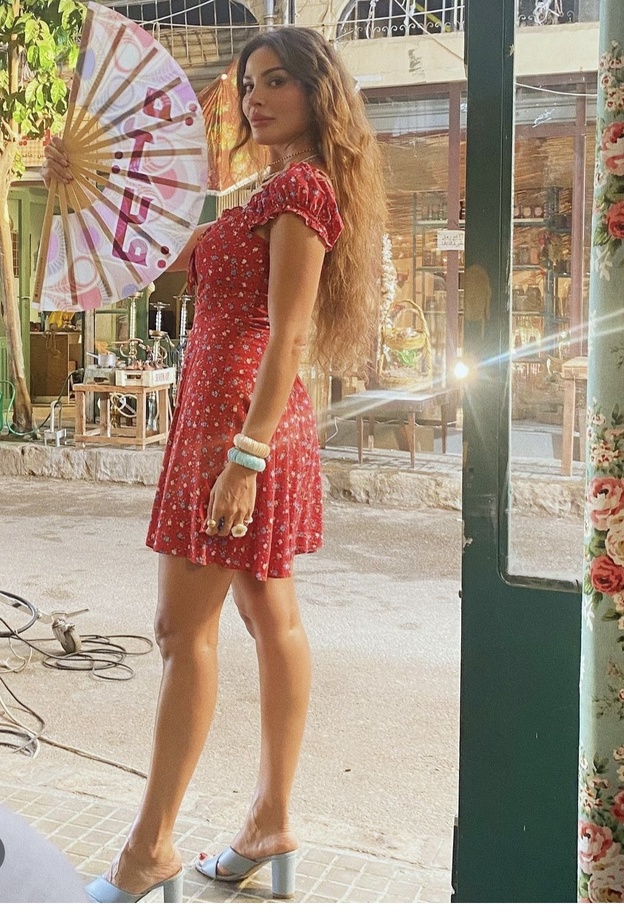 إطلالات نادين نجيم في صالون زهرة 2 هي الإلهام الجديد لخزانة مفعمة بالحياة