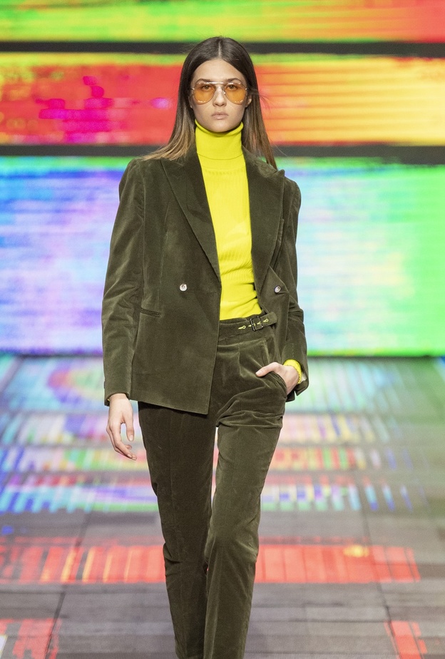 بناطيل باللون الزيتي صيحة رائجة في خريف وشتاء 2022-2023