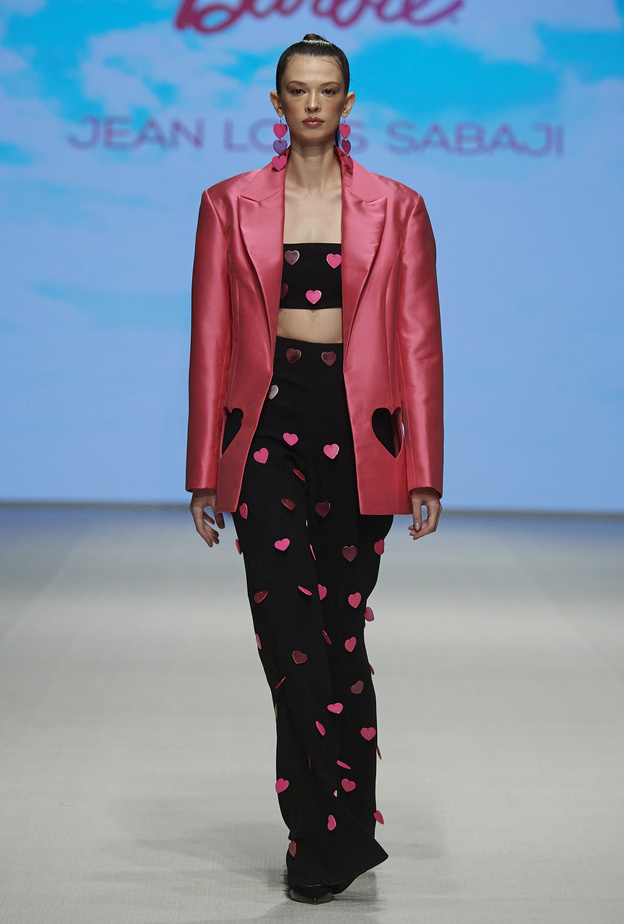 صيحات وتفاصيل القلوب تسيطر على إطلالات خريف وشتاء 2023