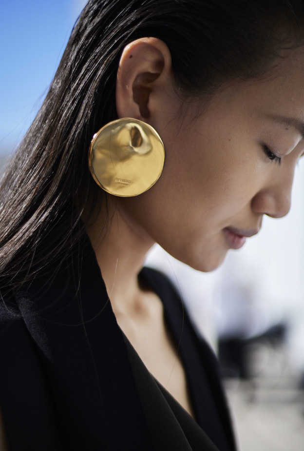 أكسسوارات الاقراط الدائرية لإطلالة كاجوال وأكثر جاذبية