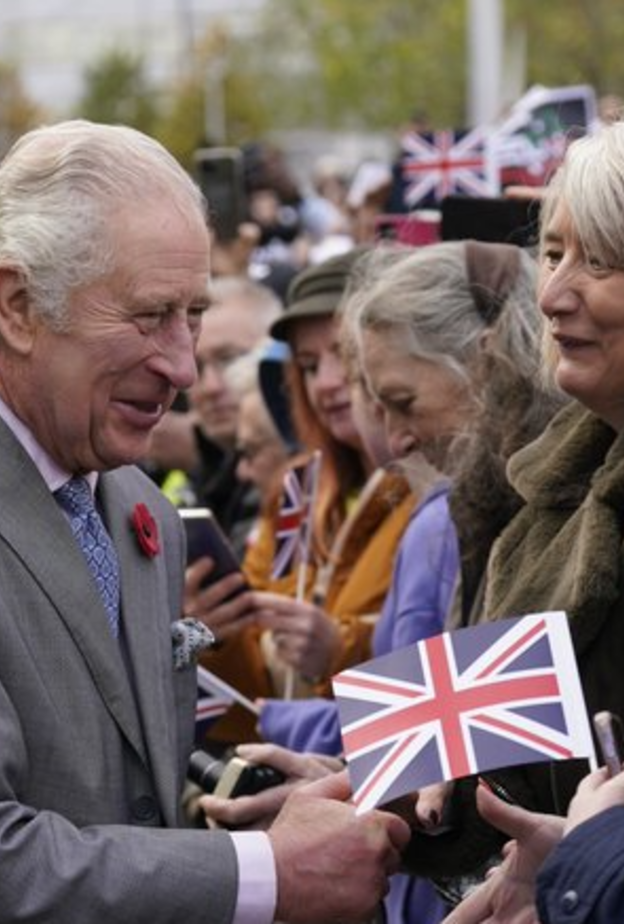 ماذا قال الملك تشارلز بعد رشقه بالبيض من قبل أحد المعارضين؟