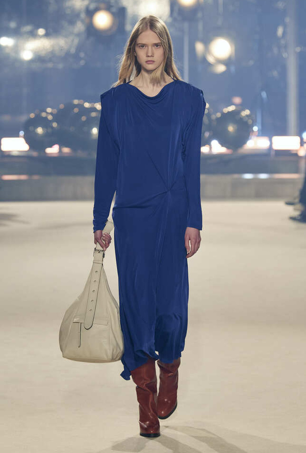 الأزرق النيلي صيحة خريفية لافتة بتنسيقات مميّزة من Isabel Marant