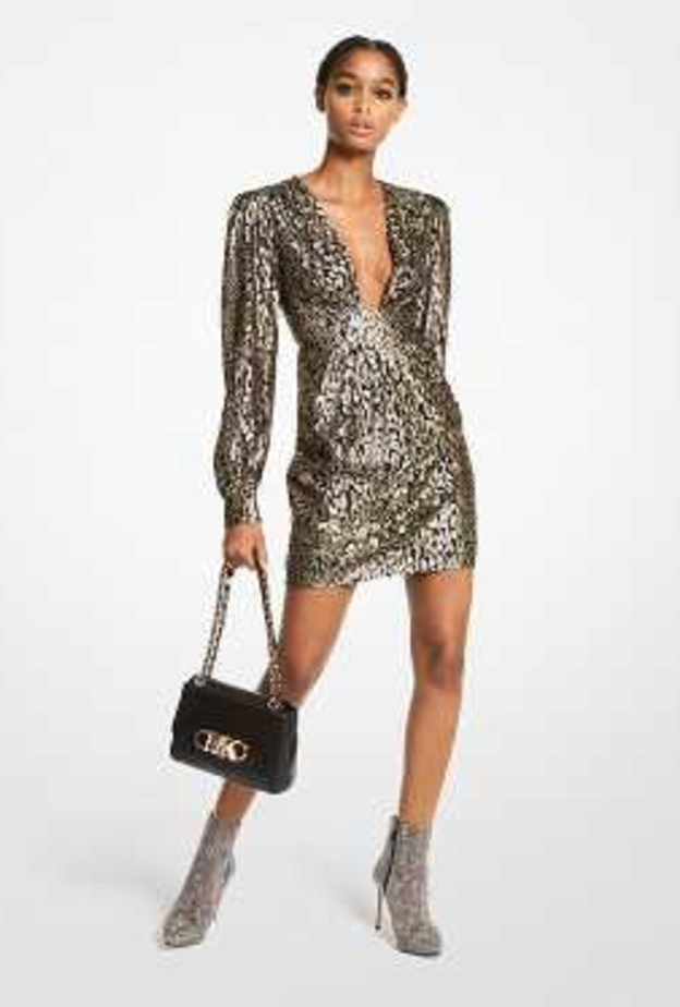 ترف نمط حياة JET SET هو محور الحملة الإعلانية الجديدة لموسم خريف 2022 لكل من مجموعتي MICHAEL KORS وMICHAEL KORS MENS