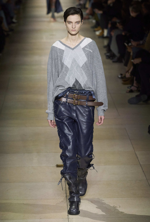 صيحة الحزام المزدوج موضة تبرز أناقة المرأة العصرية والجريئة