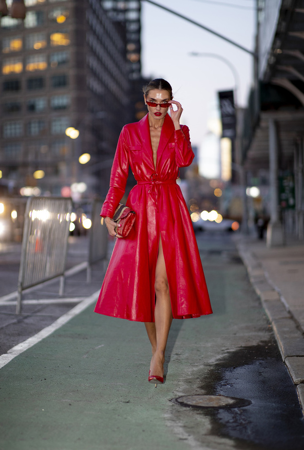 الحقيبة الحمراء صيحة خريف 2022 من إطلالات street style