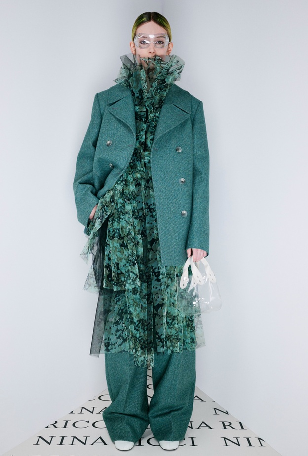 الأزياء المحتشمة موضة خريف وشتاء 2022 نسقيها بأساليب عصرية