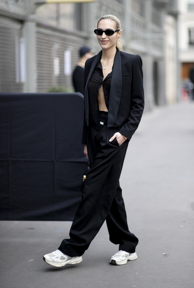 تنسيق حذاء السنيكرز صيحة خريف 2022 من Street style