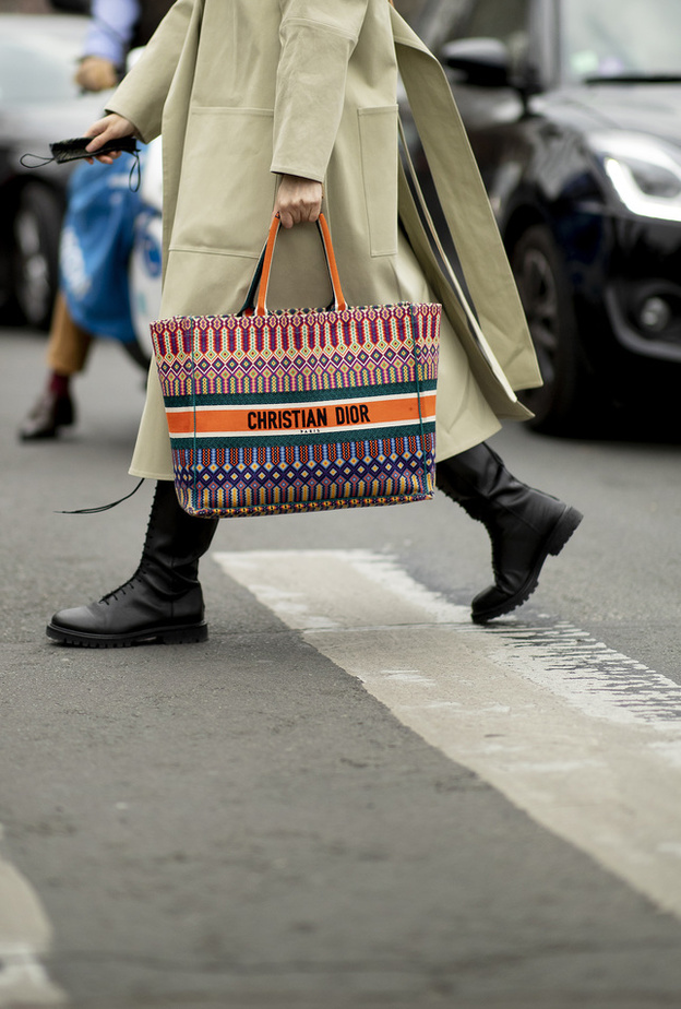 حقائب متعددة الألوان صيحة خريف 2022 بإطلالة من Street style