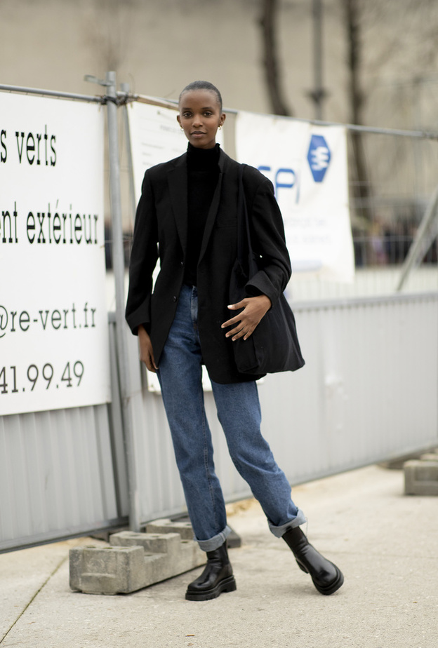 تنسيق البلايزر مع بلايز بياقة عالية للوك خريفي دافىء من Street style