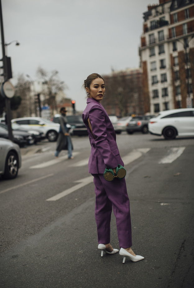 بدلة بنفسجية اللّون مع أكسسوار أخضر من تنسيقات Street style