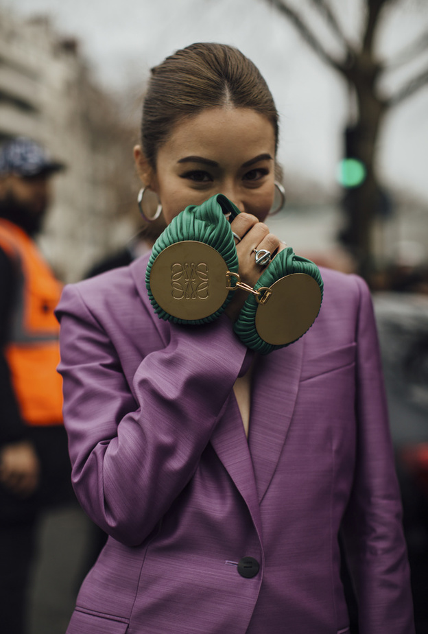 تنسيق الحقيبة الخضراء لموسم خريف 2022 صيحة لافتة من Street style