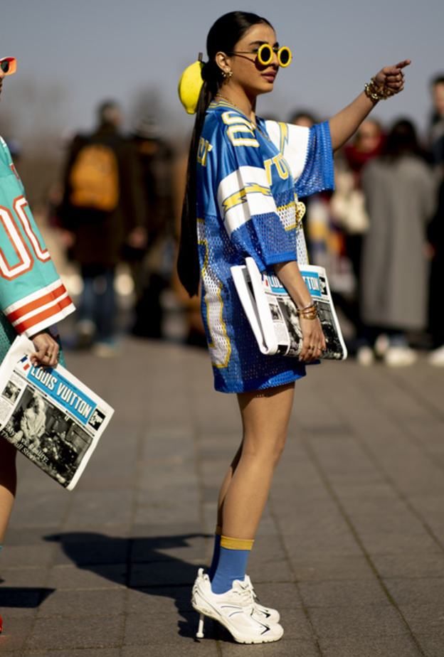 أكسسوارات مهمة يمكنك تنسيقها لإطلالات مباريات المونديال من Street style