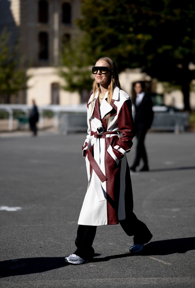 إطلالات شبابية باللونين العنابي والأبيض لتشجيع منتخب قطر في كأس العالم