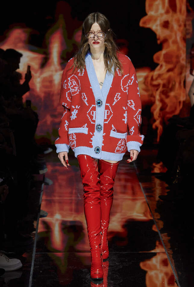 الأحمر مع الأزرق من أبرز التنسيقات الرائجة لخريف 2022 من Philipp Plein