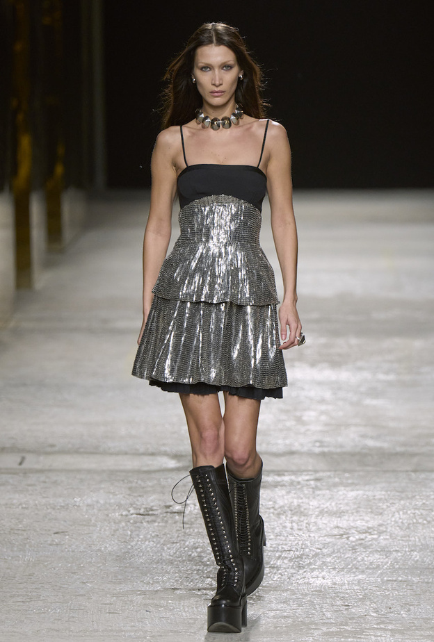 15 طريقة جذابة لاعتماد الأقمشة البراقة في إطلالاتك