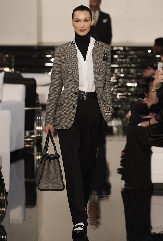 تنسيق بلايزر مع قميص أبيض للوك رسمي لافت من Ralph LAuren