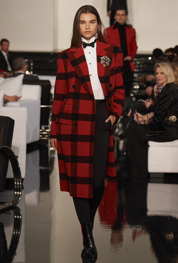 تصاميم الكارو الحمراء لإطلالة ساحرة في شتاء 2023