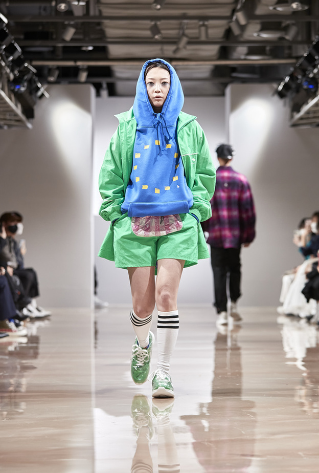 إطلالة رياضية لافتة بألوان حيوية تناسب مباريات كأس العالم من Saint Ego