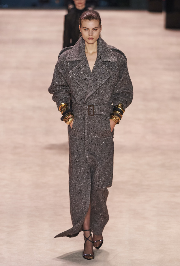 المعطف الماكسي الخيار المثالي لطويلات القامة هذا الشتاء