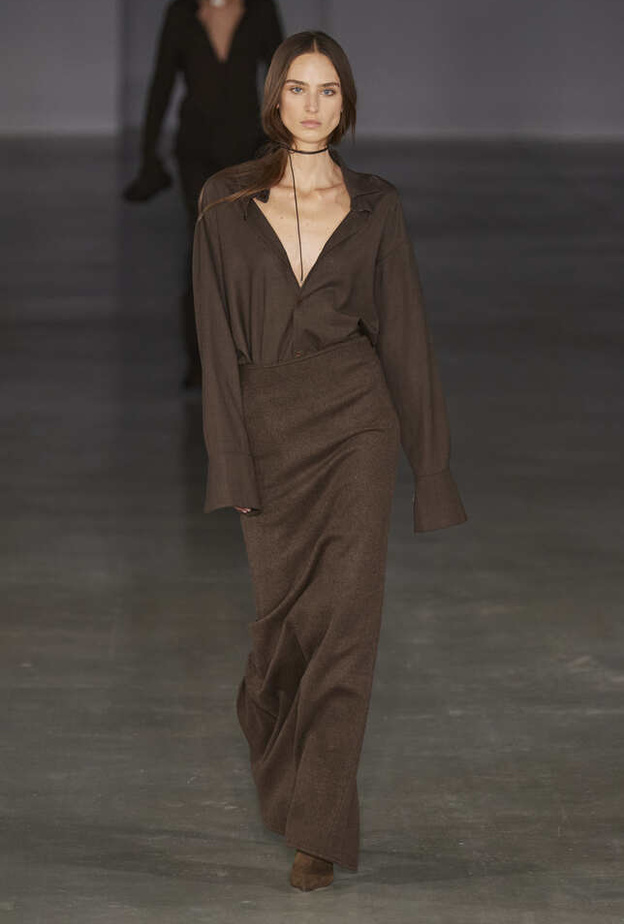 إطلالة كاملة باللّون البني للوك جذاب لافت من Saint Sernin