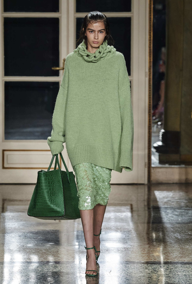 أفكار كاجوال لتنسيق الكنزة الصوفية مع التنانير في خريف وشتاء 2022-2023