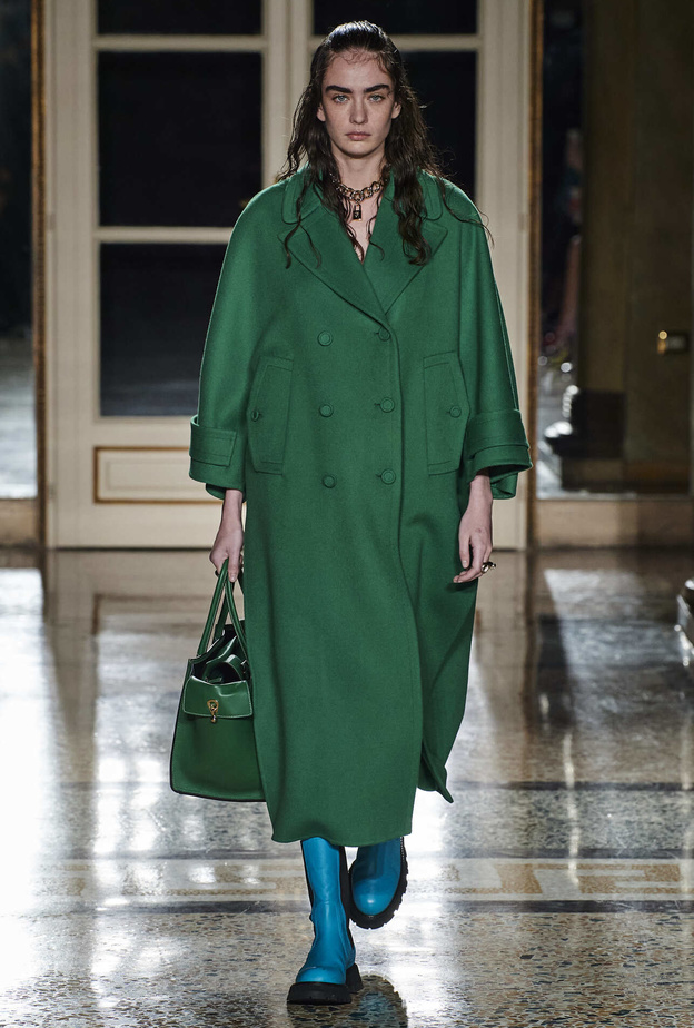 موديلات معاطف باللون الأخضر لإطلالة عصرية في شتاء 2023