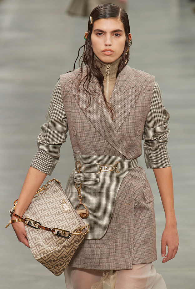 إلهام خريفي متدفق لقطع أزياء يمكنك استعارتها من خزانة زوجك