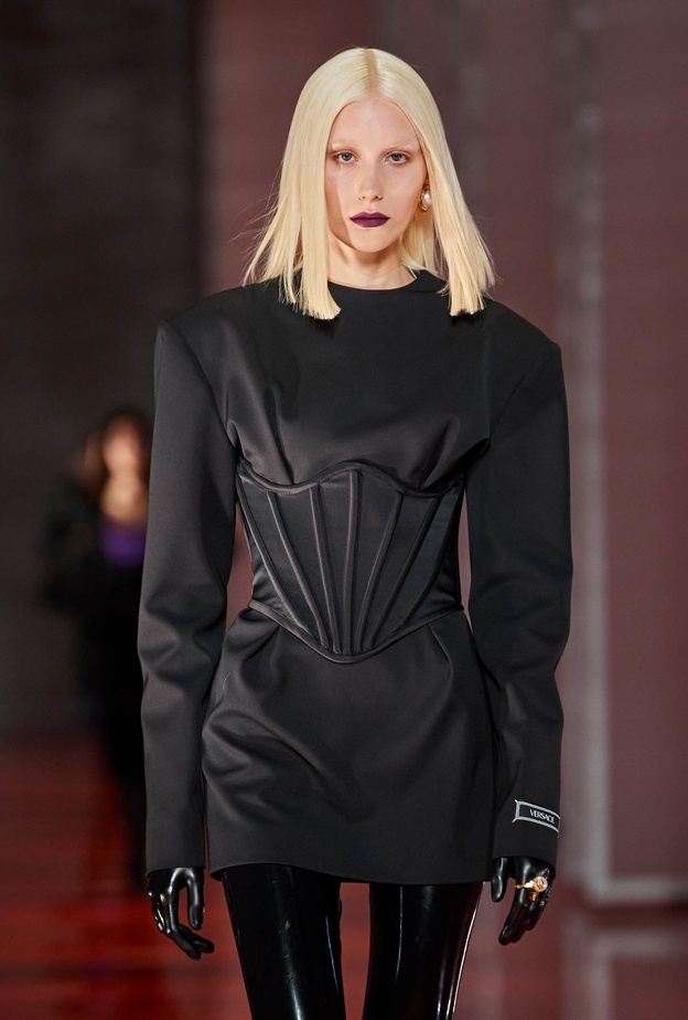 صيحة الكورسيه كما لم تريها من قبل في إطلالات خريف وشتاء 2022