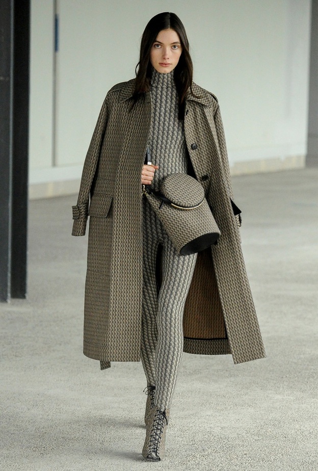 جمبسوت بيجي، ومعطف بني من Victoria Beckham