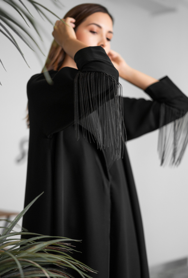 صيحة الشراشيب زيّنت عباية Wearbic السوداء بأسلوب أنيق وعصري