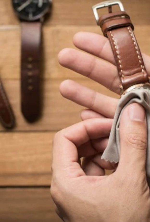 مسح الجلد بقطعة قماش جافة قبل تنظيفها