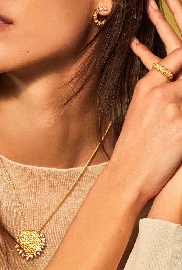 أقراط ذهب ناعمة من دار بياجيه