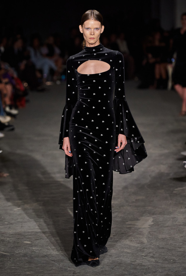 أساليب راقية لإبراز أنوثتك عن طريق فساتين المخمل 