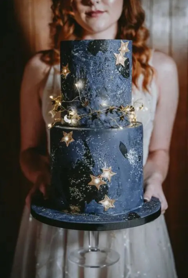 أفكار رائعة لكعكات الزفاف بثيم سماوي