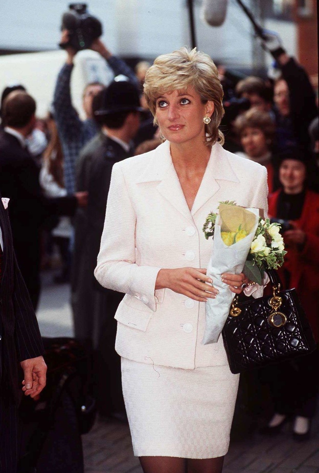 Dior تكشف عن إصدار جديد حصري لحقيبة Lady Dior التي حملتها الليدي ديانا