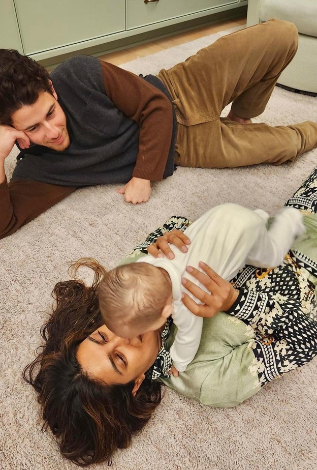 بريانكا تشوبرا تشارك صورة جديدة لطفلتها تظهر جزء أكبر من وجه الطفلة